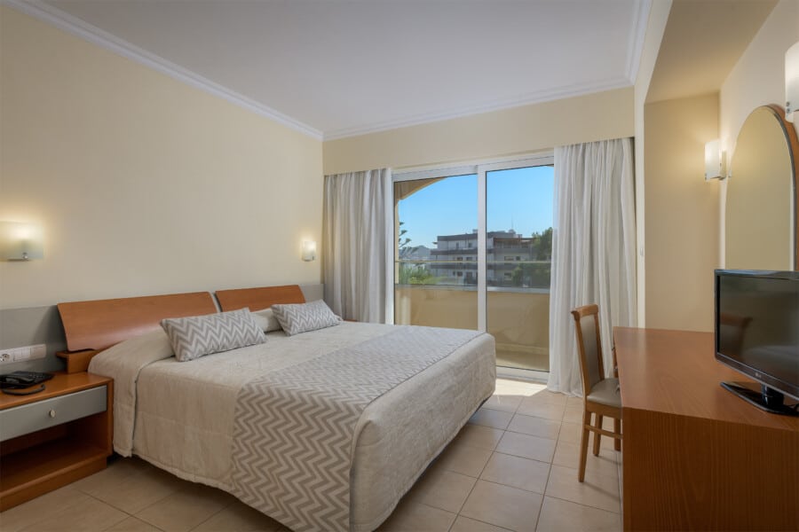 N7a_Suite-Apartment-Garden-View-2-4-Pax-Master-Bedroom
