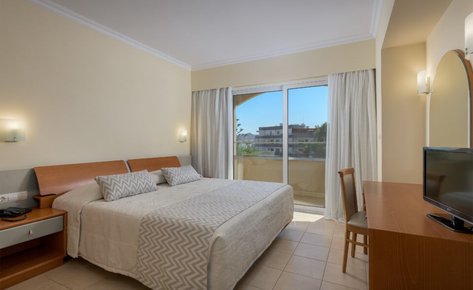 N7a_Suite-Apartment-Garden-View-2-4-Pax-Master-Bedroom