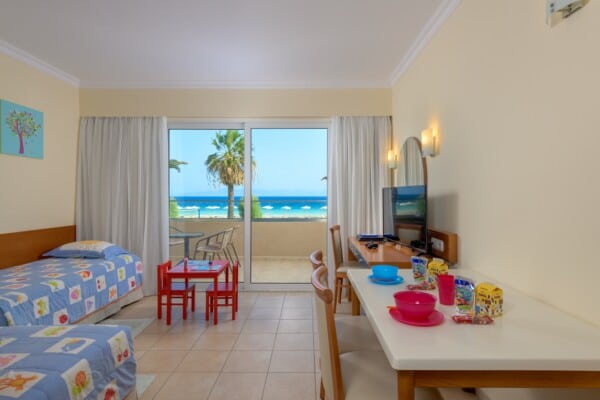 10c_Kid Suite Sea View-Living Room -1