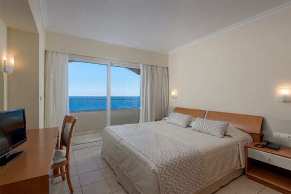 N13a_Suite-Apartment-Sea-View-2-6-Pax-1st-Master-Bedroom