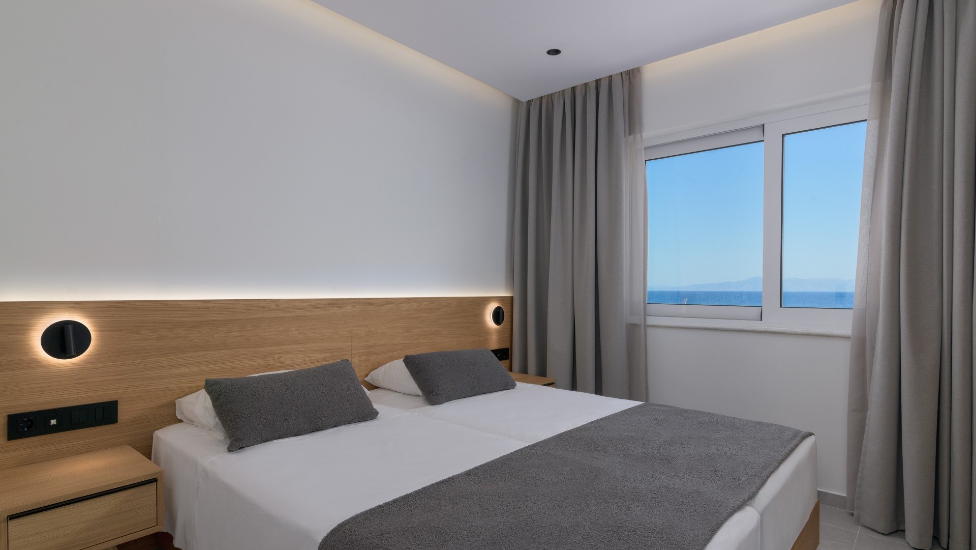 01_2 Bedroom Superior Suite Apartment Sea View_2nd Bedroom_Room-2_High_Res