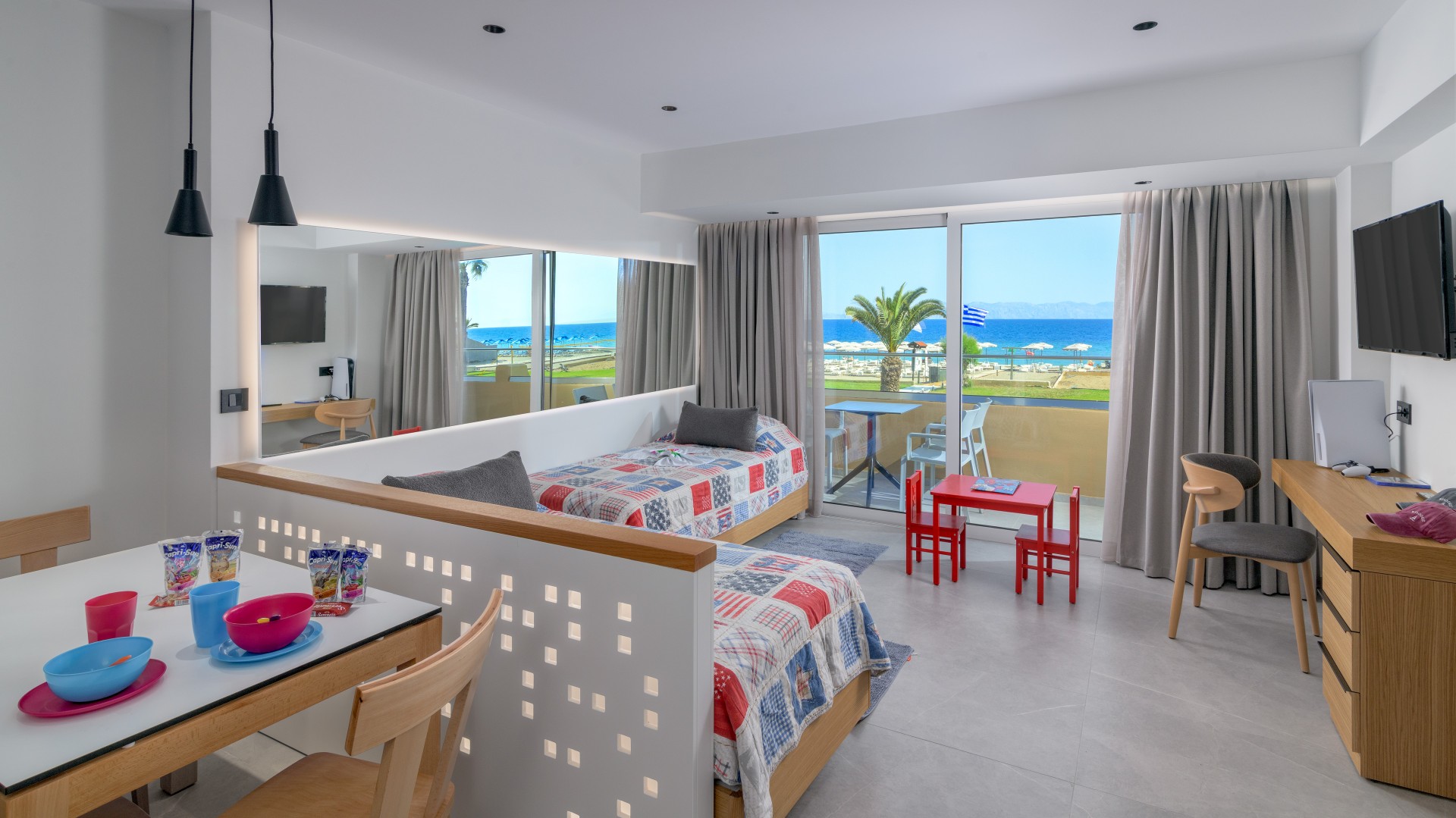 01_Superior Kids Suite Sea View_Leaving Room_High_Res