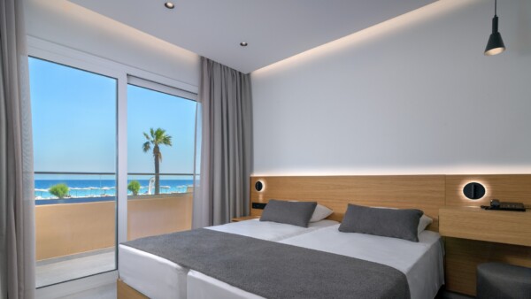 01_Superior Suite Sea View-Master Bedroom 1_High_Res