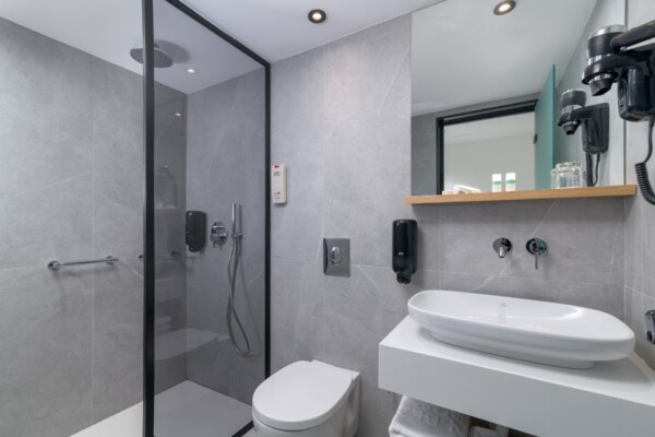 2 Bedroom Superior Suite Apartment Sea View_2nd Bathroom with Walk-in Shower